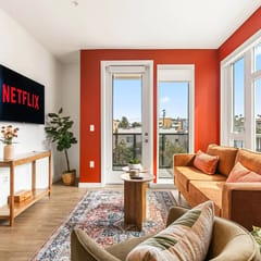 Chic 2BD in K-Town | Free Parking | Hot tub + Gym