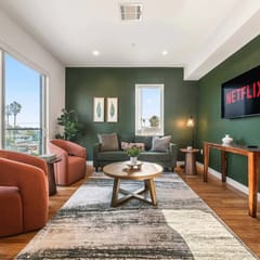 Chic K-Town 2BD Hideaway - Parking, Gym & Views