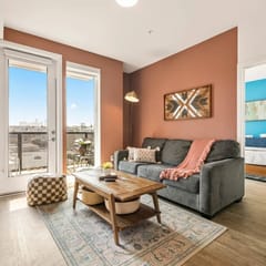 Chic & Bright Home | Free Parking | Hot tub + Gym