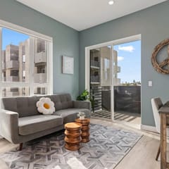 Designer 1BD King Suite in K-Town + Gated Parking