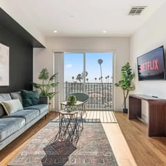 Light Filled 1BD W/ Views + Parking, Gym & Rooftop