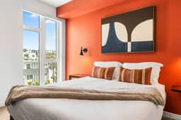 Chic 2BD in K-Town | Free Parking | Hot tub + Gym