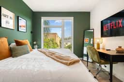 Chic 2BD in K-Town | Free Parking | Hot tub + Gym