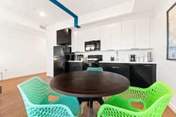 Chic Studio w/Stunning DTLA Views-Walk to Metro