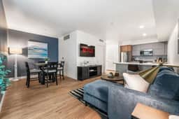 K-Town Lux Living - 2 BD Home W/Parking Amenities