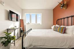 Light-Filled 2BD Suite in K-Town | Parking & Gym