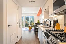 The Skyline Studio: Modern Getaway w/ DTLA  Views