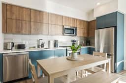 Bright & Chic 2 Bed 2Bth - Central LA + 2 Parking - Image 3
