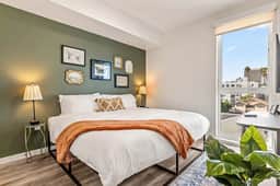 Light-Filled 2BD+1BTH in K-Town | Free Parking - Image 3