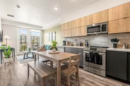 Light-Filled 2BD+1BTH in K-Town | Free Parking - Image 4