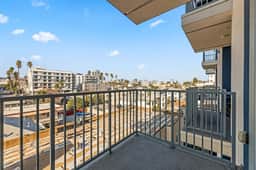 Light-Filled 2BD+1BTH in K-Town | Free Parking - Image 5