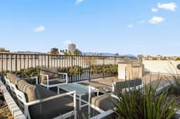 Chic & Trendy 2BD in K-Town + Free Parking, Rooftp - Image 5