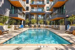 LA Wilshire Luxury Living | Rooftop, Pool + Gym - Image 2