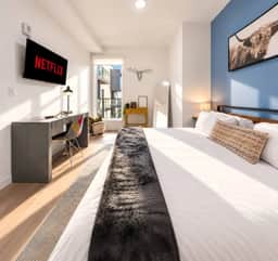 Wilshire Urban Getaway | Pool, Gym + Rooftop - Image 4