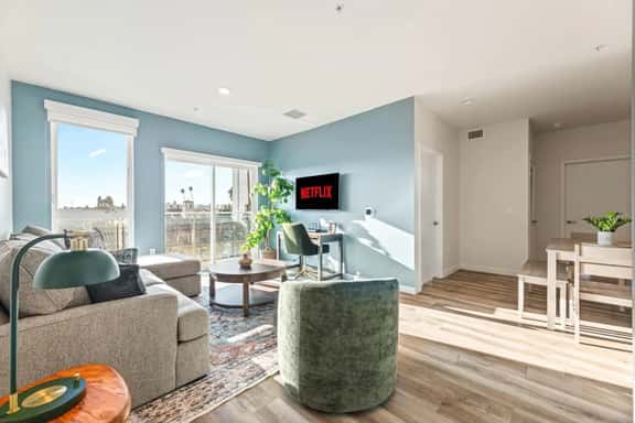 Bright & Chic 2 Bed 2Bth - Central LA + 2 Parking - Image 1