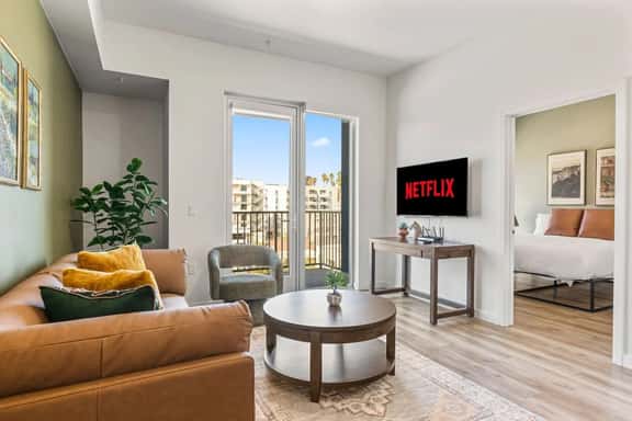 Chic 2BD 1BTH in Central LA + Free Parking - Image 1