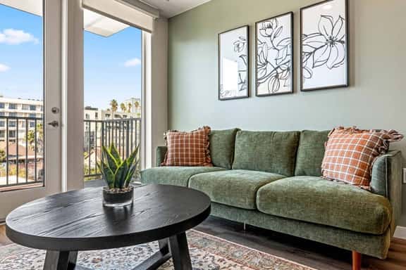 Light-Filled 2BD+1BTH in K-Town | Free Parking - Image 1