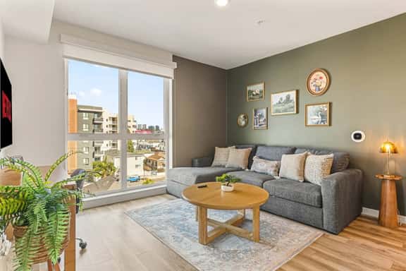 Chic & Trendy 2BD in K-Town + Free Parking, Rooftp - Image 1