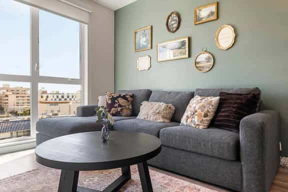 Chic and Cozy 1BD Unit in K-Town - Free Parking - Image 1