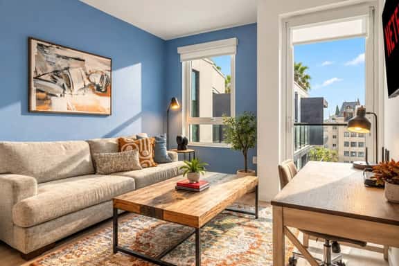 LA Wilshire Luxury Living | Rooftop, Pool + Gym - Image 1