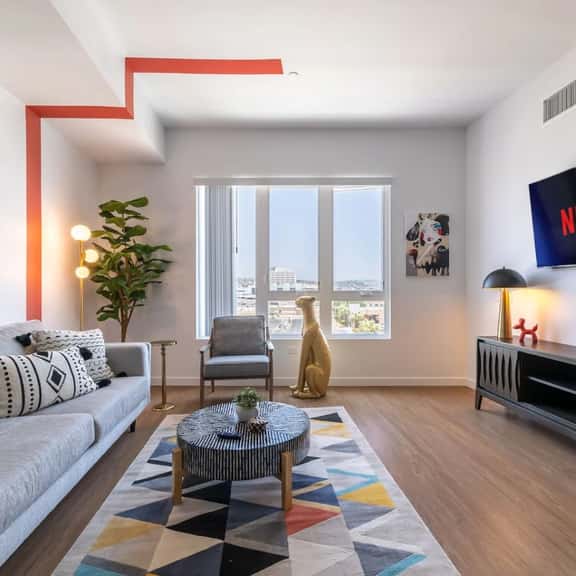 Artsy Home in Lil Tokyo-Free Parking-1Mi to DTLA - Image 1