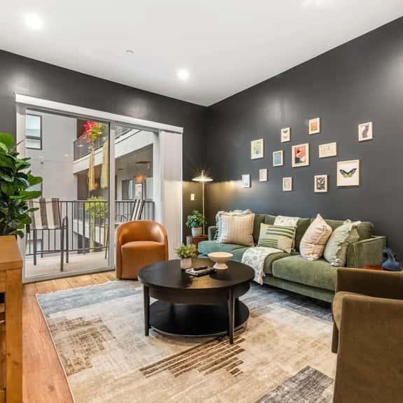 Chic 2 BD Home in K-Town | Balcony & Free Parking - Image 1
