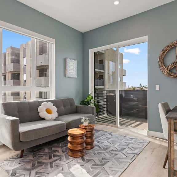 Designer 1BD King Suite in K-Town + Gated Parking - Image 1