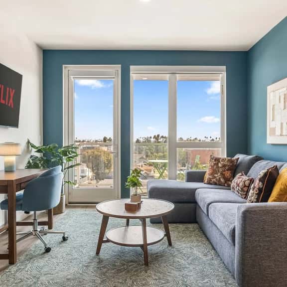 Light-Filled K-town 3BD 3BTH W/Pool, Gym & Parking - Image 1