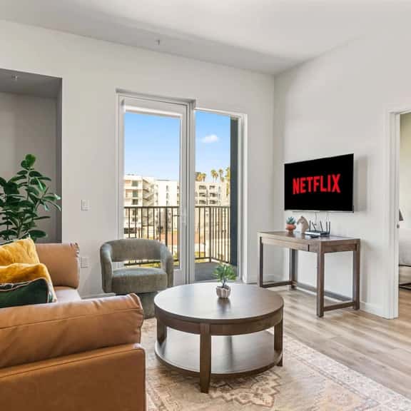 Chic 2BD 1BTH in Central LA + Free Parking - Image 1
