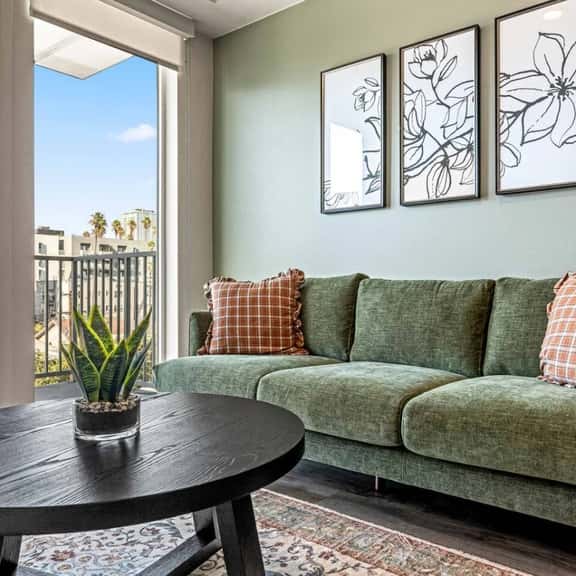Light-Filled 2BD+1BTH in K-Town | Free Parking - Image 1
