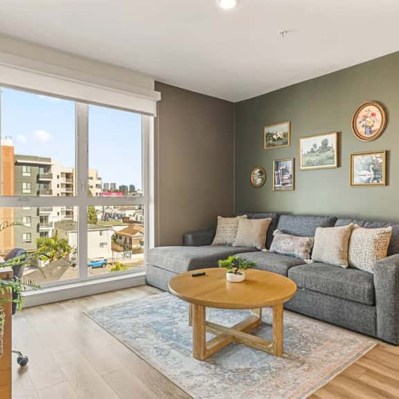 Chic & Trendy 2BD in K-Town + Free Parking, Rooftp - Image 1