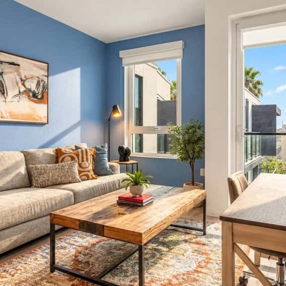 LA Wilshire Luxury Living | Rooftop, Pool + Gym - Image 1