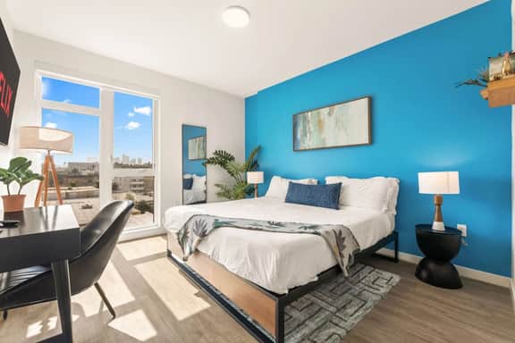 Chic & Bright Home | Free Parking | Hot tub + Gym