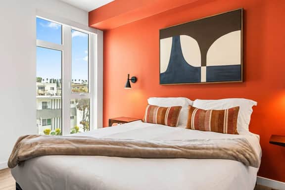 Chic 2BD in K-Town | Free Parking | Hot tub + Gym