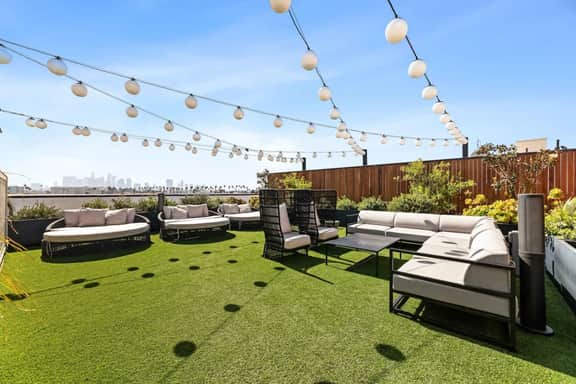 Chic 2BD in K-Town | Free Parking | Hot tub + Gym