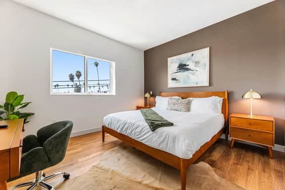 Chic K-Town 2BD Hideaway - Parking, Gym & Rooftop