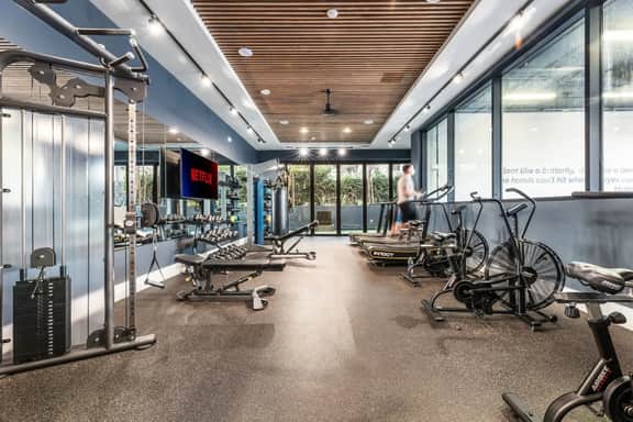 Chic K-Town 2BD Hideaway - Parking, Gym & Rooftop