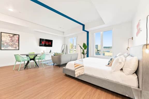 Chic Studio w/Stunning DTLA Views-Walk to Metro
