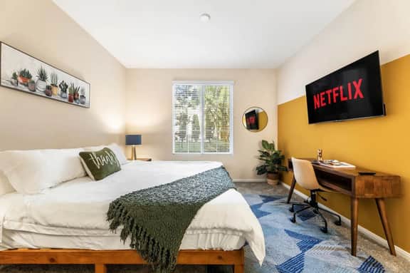 Chick & Cozy Condo Near UCI & Disney - Pool & Gym