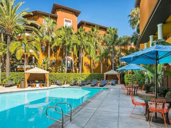 Chick & Cozy Condo Near UCI & Disney - Pool & Gym