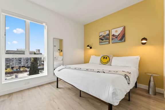Designer 1BD King Suite in K-Town + Gated Parking