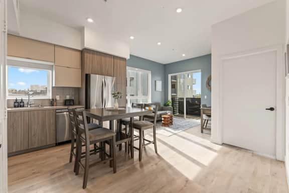 Designer 1BD King Suite in K-Town + Gated Parking