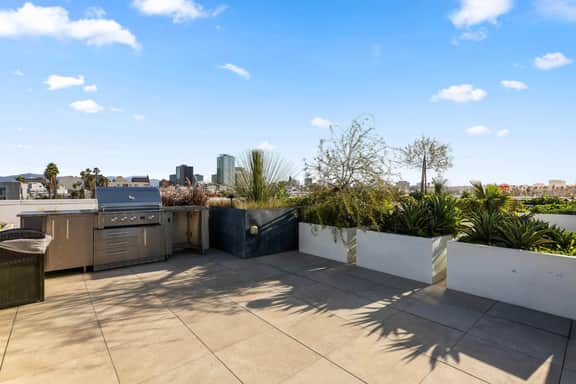 Designer 1BD King Suite in K-Town + Gated Parking