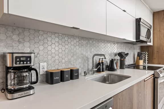 K-Town 2BD +Loft Light-Filled Home + Parking & Gym
