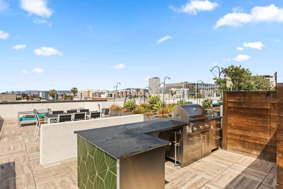 K-Town 2BD +Loft Light-Filled Home + Parking & Gym