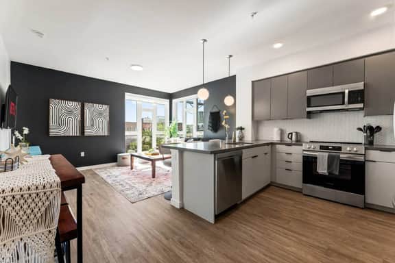 K-Town 2BD Modern Escape | Hot tub, Gym & Parking