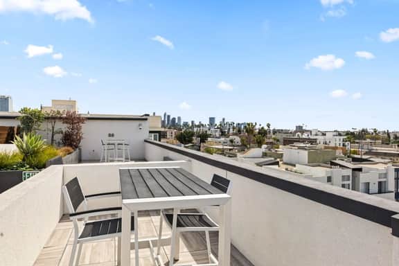 K-Town Lux Living - 2 BD Home W/Parking Amenities
