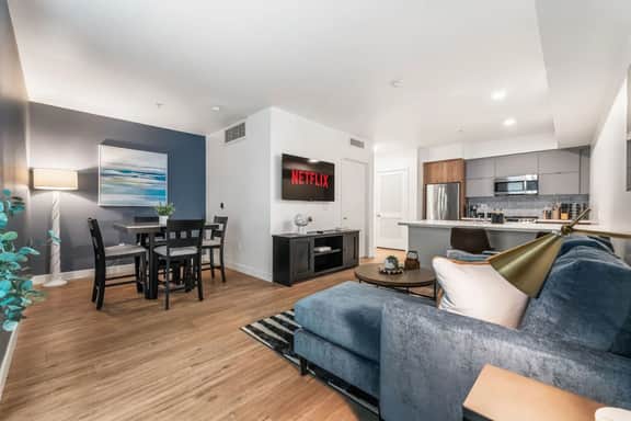 K-Town Lux Living - 2 BD Home W/Parking Amenities