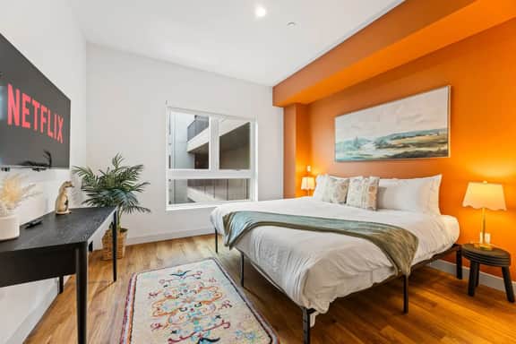 Korea Town Haven - Spacious 2BD + Parking & Gym