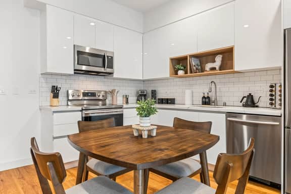 Korea Town Haven - Spacious 2BD + Parking & Gym